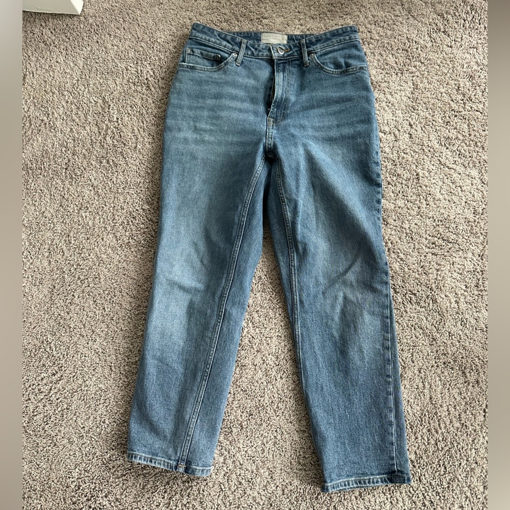 Everlane original curvy cheeky Jean worn-in mid blue size 28